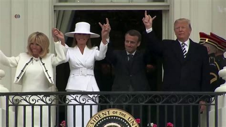 Macron fait les cornes